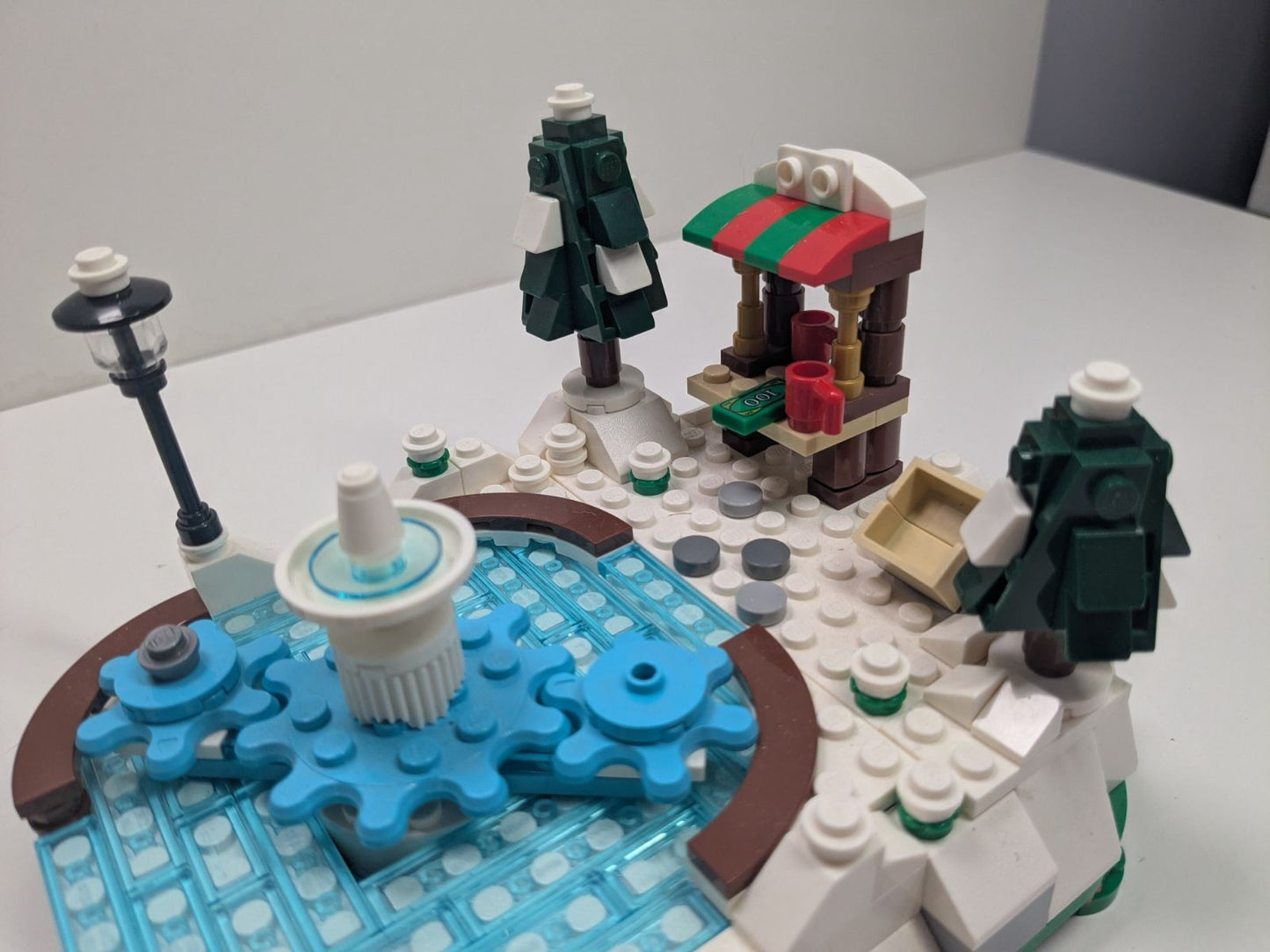 LEGO Seasonal: Ice Skating Rink (40416) - Complete - rear view
