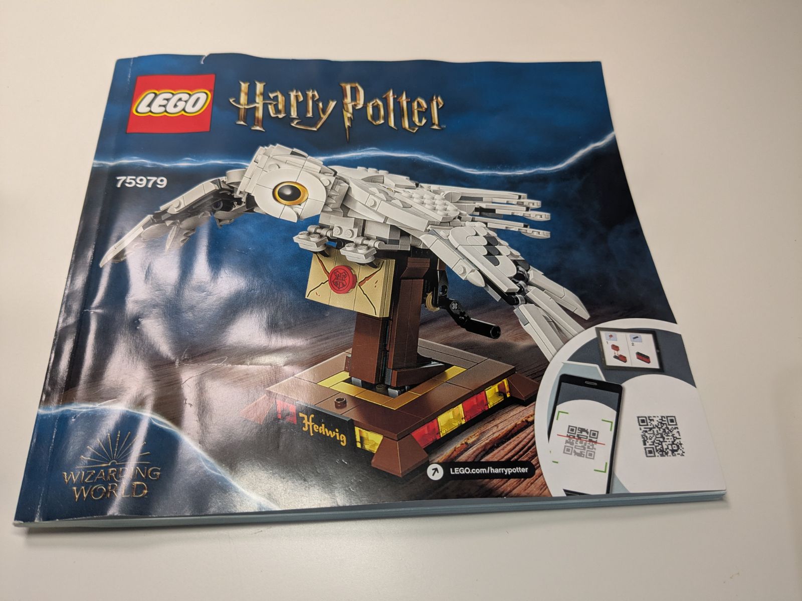 LEGO Harry Potter: Hedwig (75979) - Complete - side view