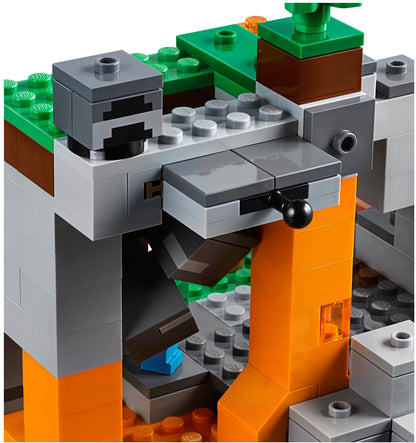 LEGO Minecraft: Minecraft 21141 The Zombie Cave (21141) - New Sealed - close-up