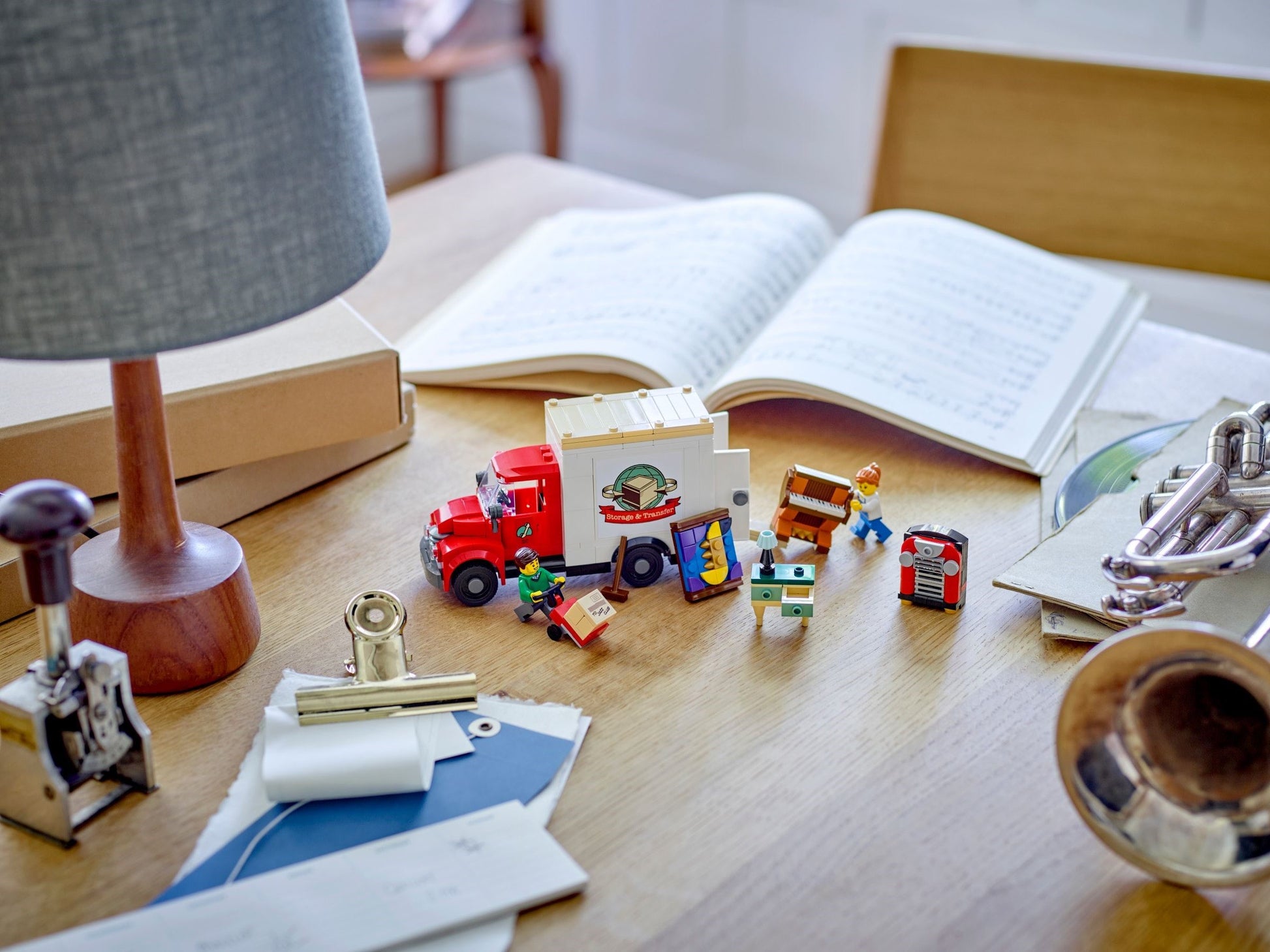LEGO Icons: Moving Truck (40586) - New Sealed - minifigures