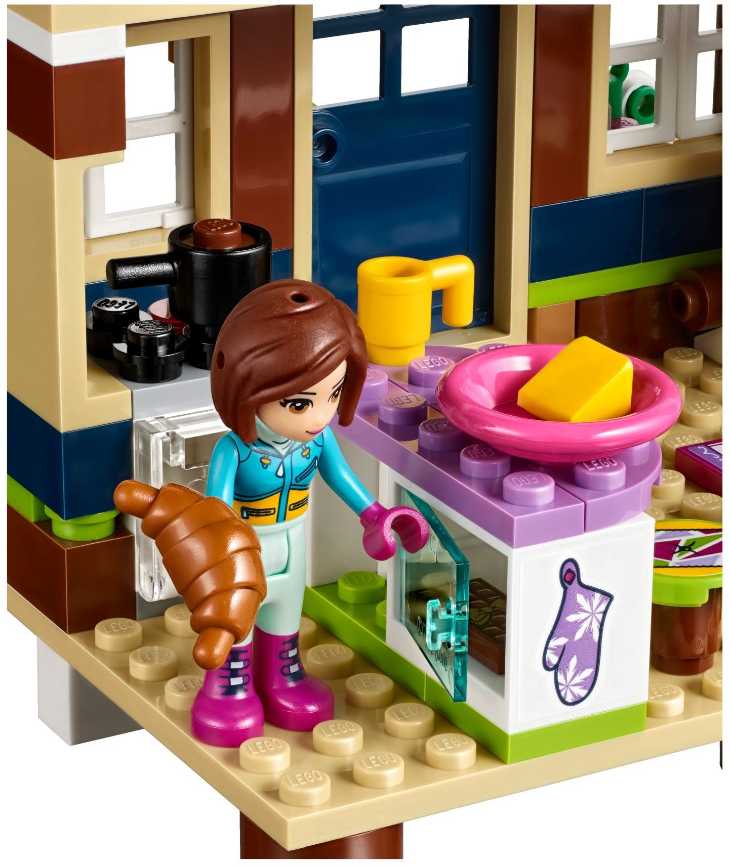 LEGO Friends: Snow Resort Chalet (41323) - New Sealed - close-up