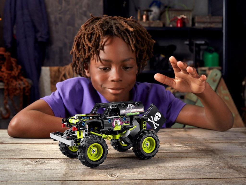LEGO Technic: Monster Jam Grave Digger (42118) - New Sealed - minifigures