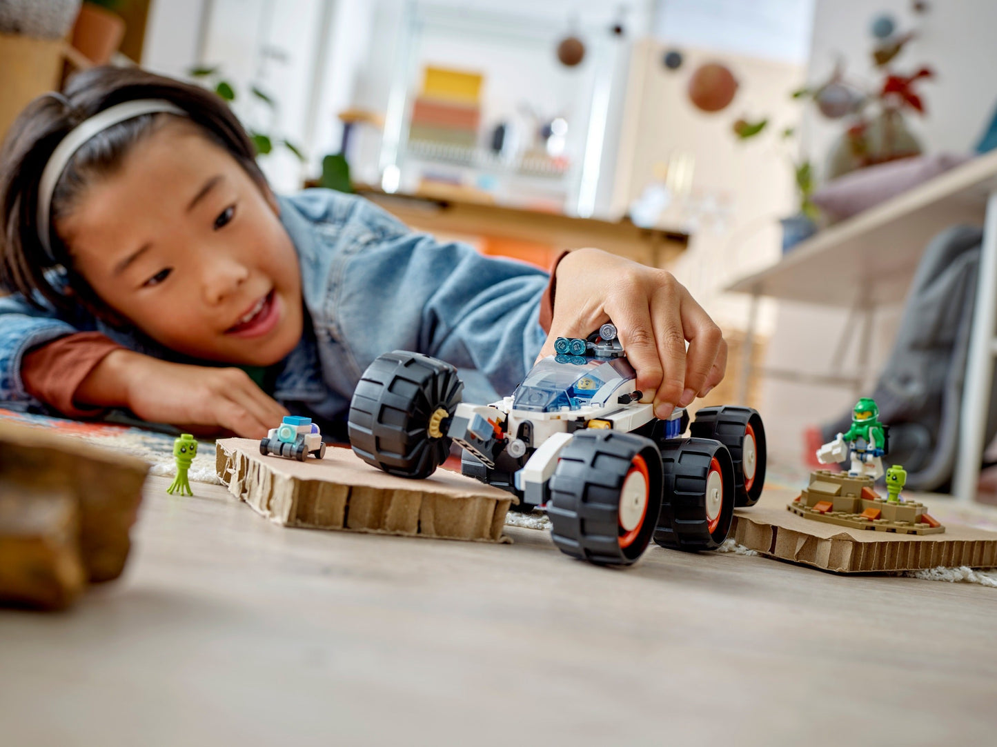 LEGO City: City Space Explorer Rover and Alien Life Building Toys Set for 6 Plus Year Old Boys, Girls & Kids with Astronaut Minifigures, Toy Robot and Alien Figures for Imaginative Play, Birthday Gift 60431 (60431) - New Sealed - close-up