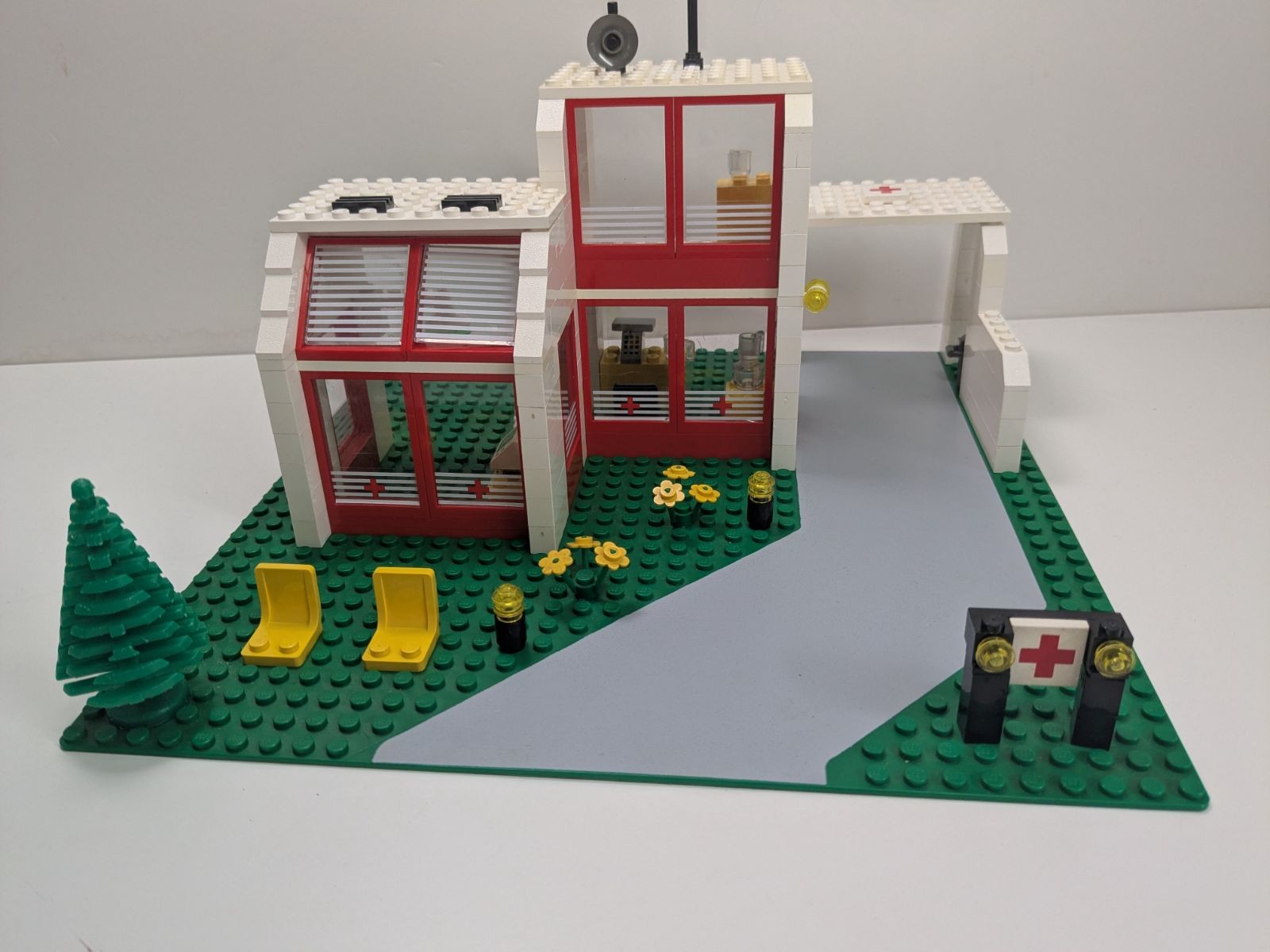 LEGO Town: Emergency Treatment Centre (6380) - Complete - side view