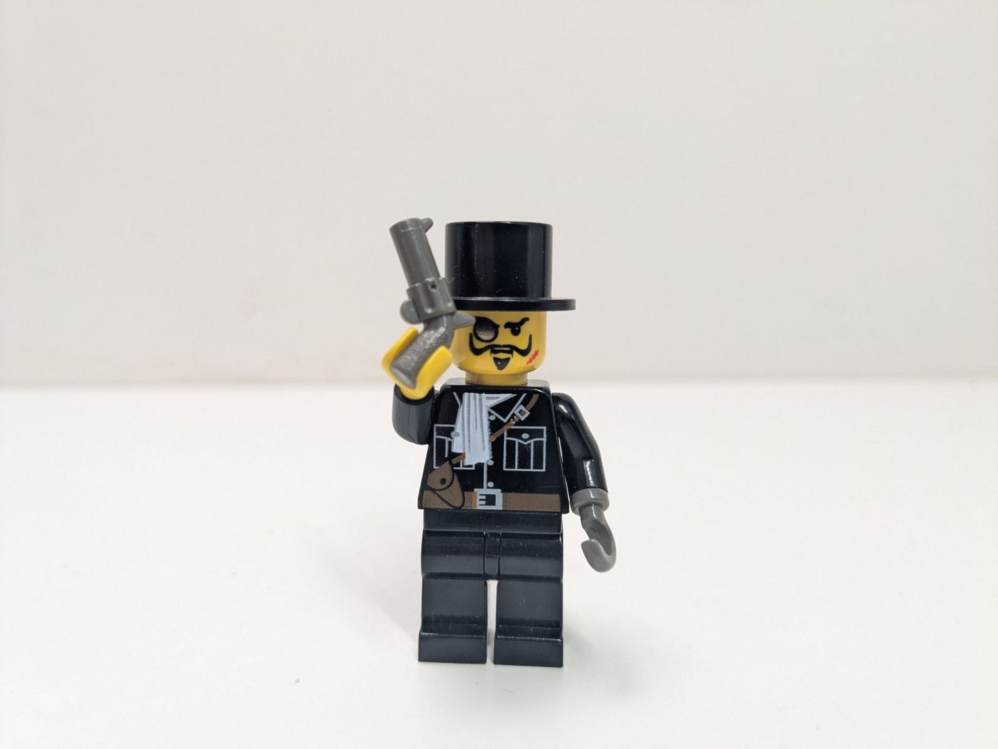 LEGO Adventurers: Secret of the Tomb (7409) - Complete - minifigures
