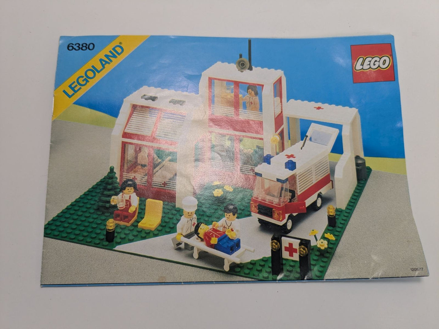 LEGO Town: Emergency Treatment Centre (6380) - Complete - view 16
