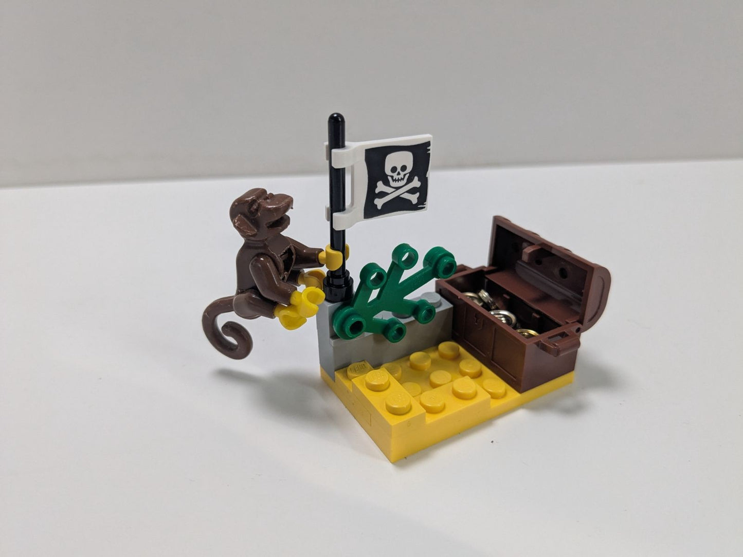 LEGO Pirates: Buried Treasure (6235) - Almost Complete - alternate view
