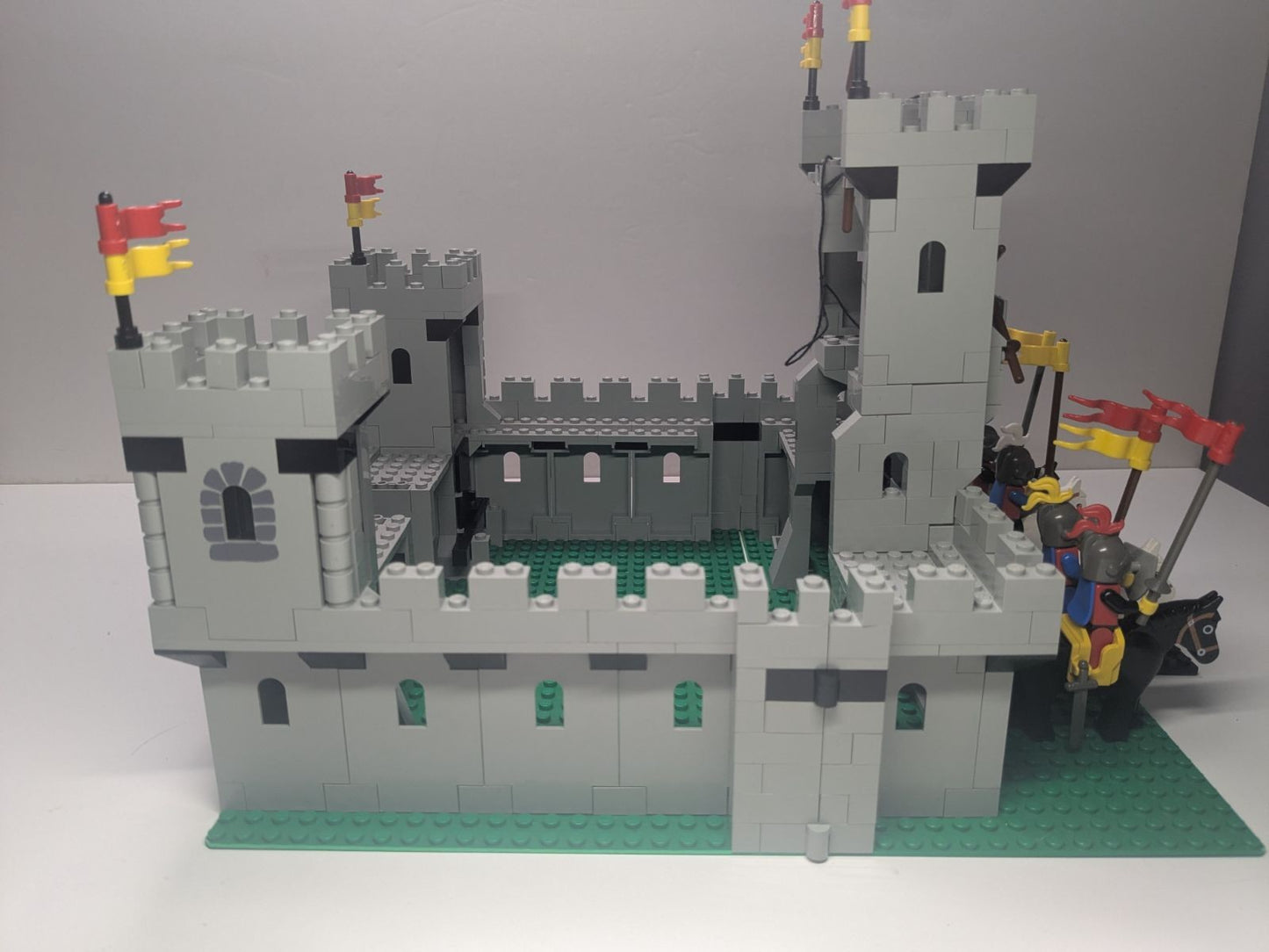LEGO Castle: King's Castle (6080) - Complete - close-up