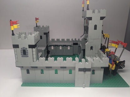 LEGO Castle: King's Castle (6080) - Complete - close-up