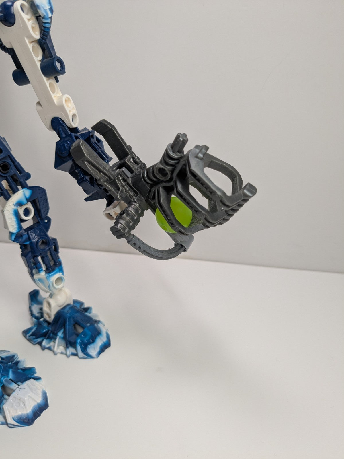 LEGO Bionicle: Toa Hahli (8728) - Complete - close-up