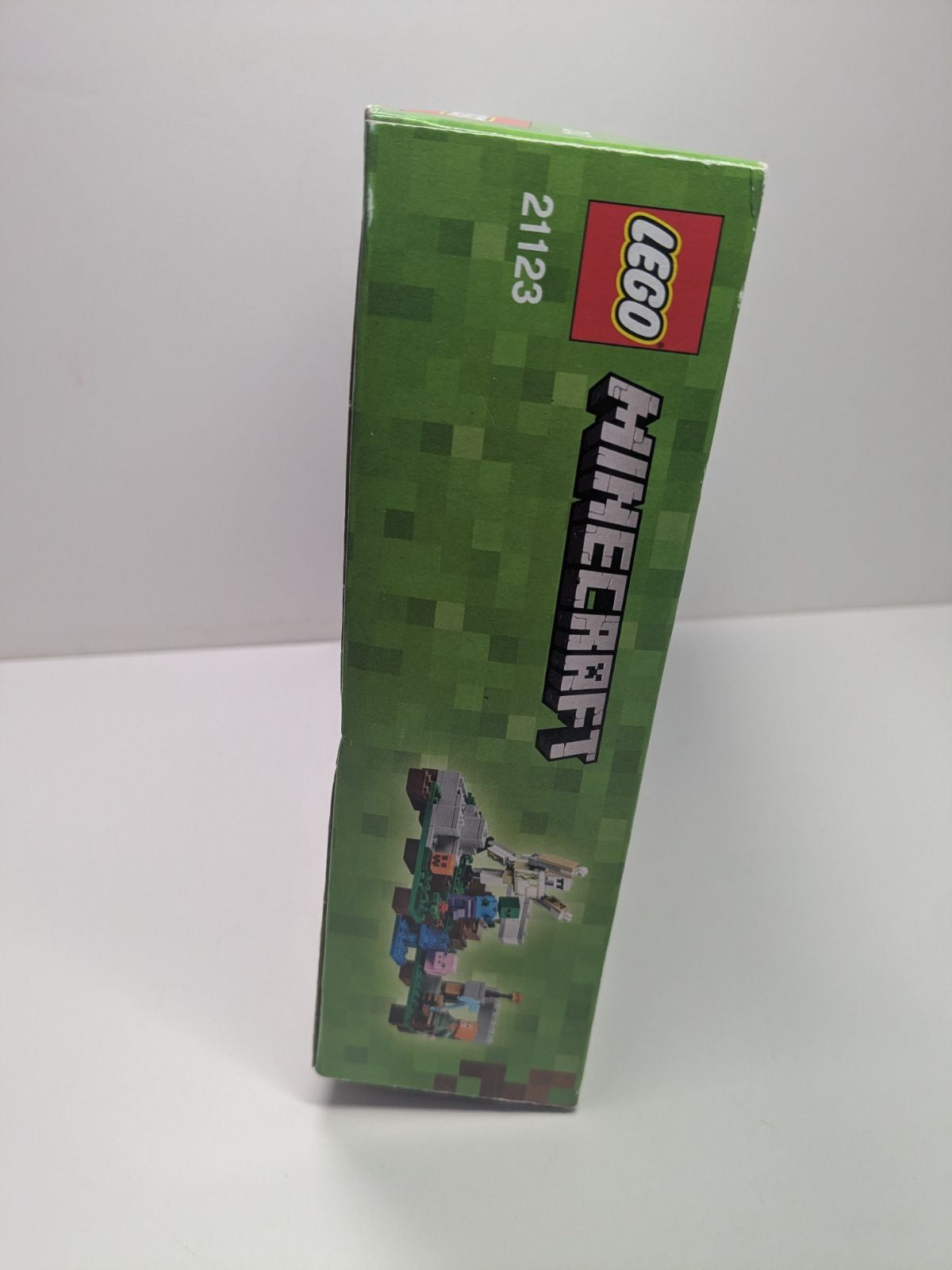 LEGO Minecraft: The Iron Golem (21123) - New Sealed - built set