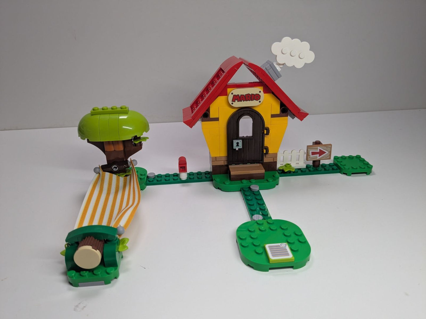 LEGO Super Mario: Mario's House & Yoshi Expansion Set (71367) - Complete - alternate view