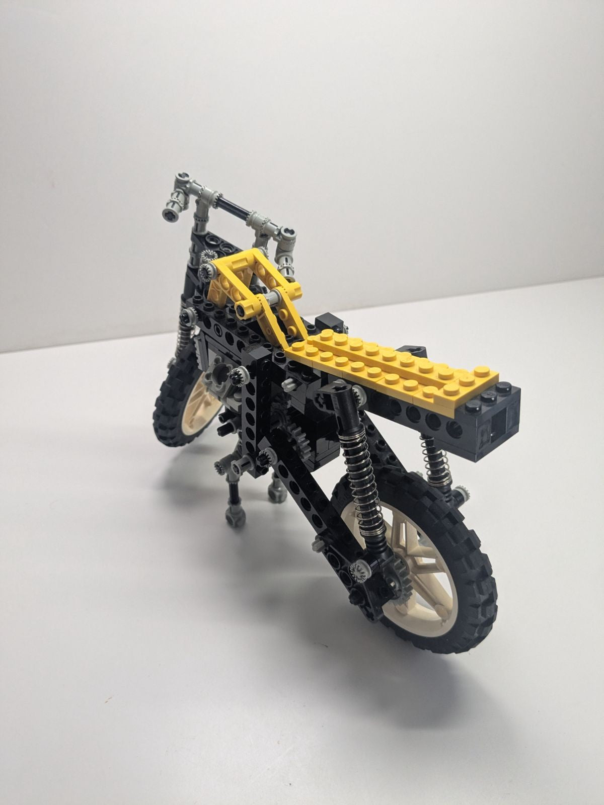LEGO Technic: Shock Cycle (8838) - Complete - close-up