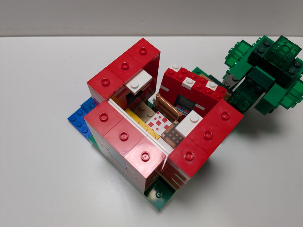 LEGO Minecraft: The Mushroom House (21179) - Complete - side view