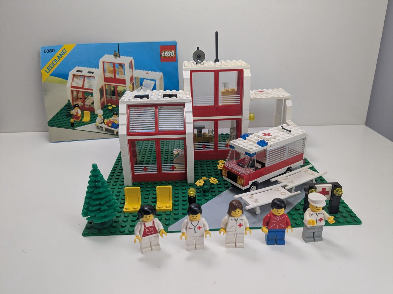 LEGO Town: Emergency Treatment Centre (6380) - Complete - box front