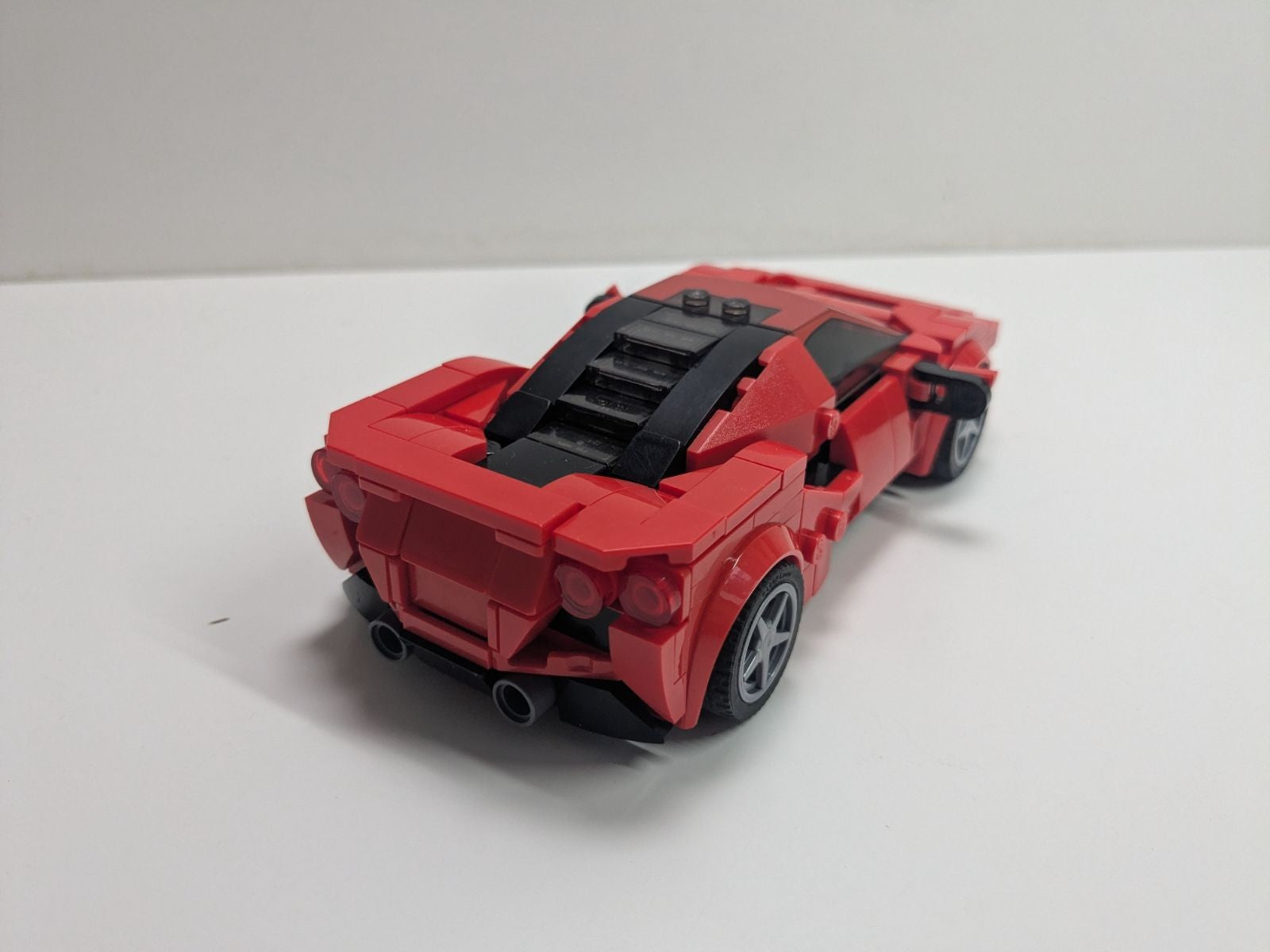 LEGO Speed Champions: Ferrari F8 Tributo (76895) - Complete - close-up