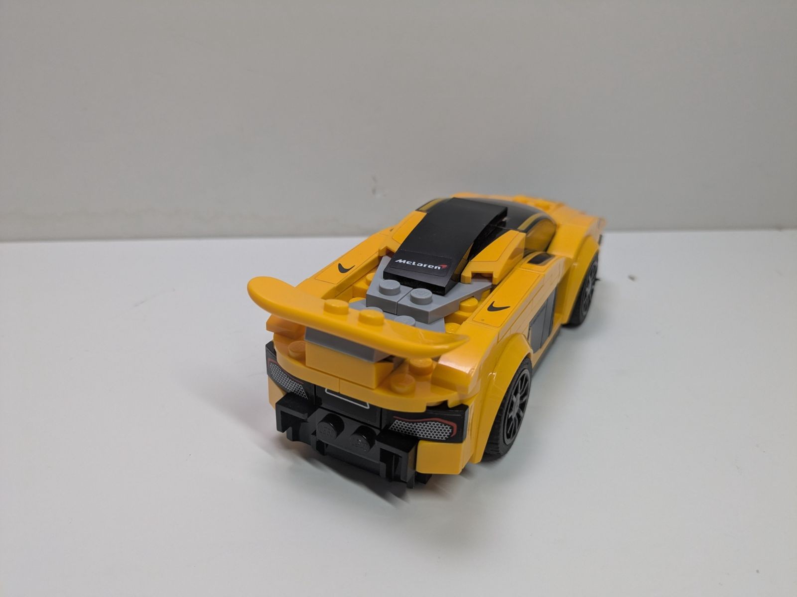 LEGO Speed Champions: McLaren P1 (75909) - Complete - play features