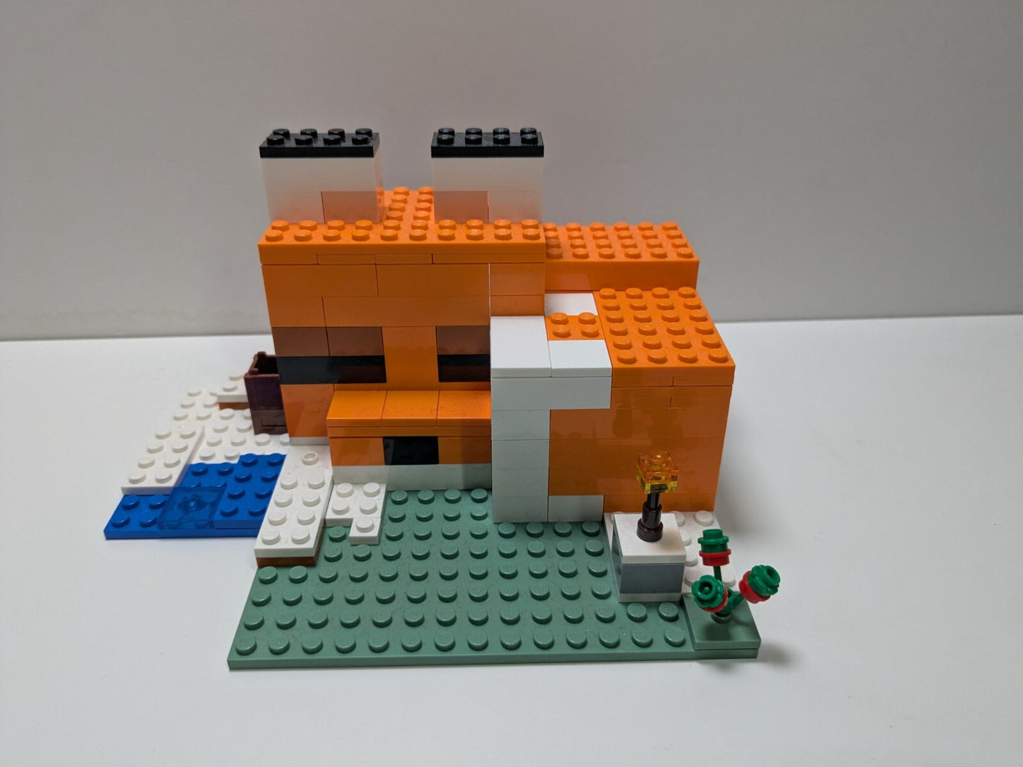 LEGO Minecraft: The Fox Lodge (21178) - Complete
