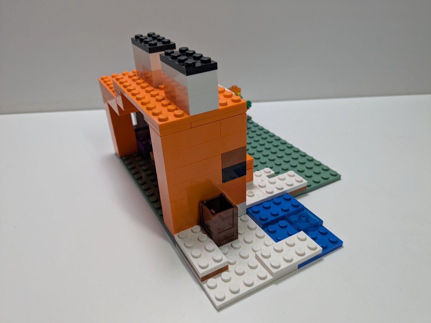 LEGO Minecraft: The Fox Lodge (21178) - Complete