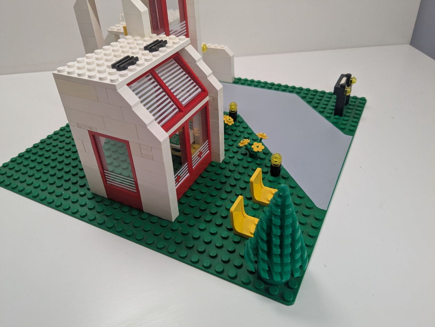 LEGO Town: Emergency Treatment Centre (6380) - Complete - view 12