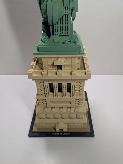 LEGO Architecture: Statue of Liberty (21042) - Complete - minifigures