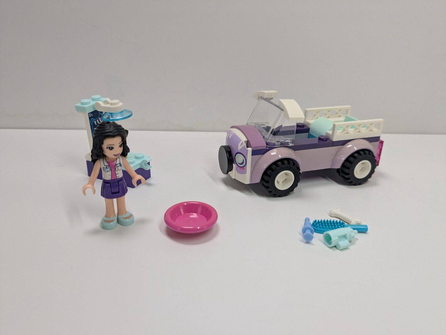 LEGO Friends: Emma's Mobile Veterinary Clinic (41360) - Complete