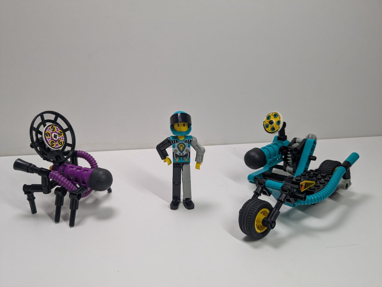 LEGO Technic: Blue Thunder vs. The Stinger (8233) - Complete