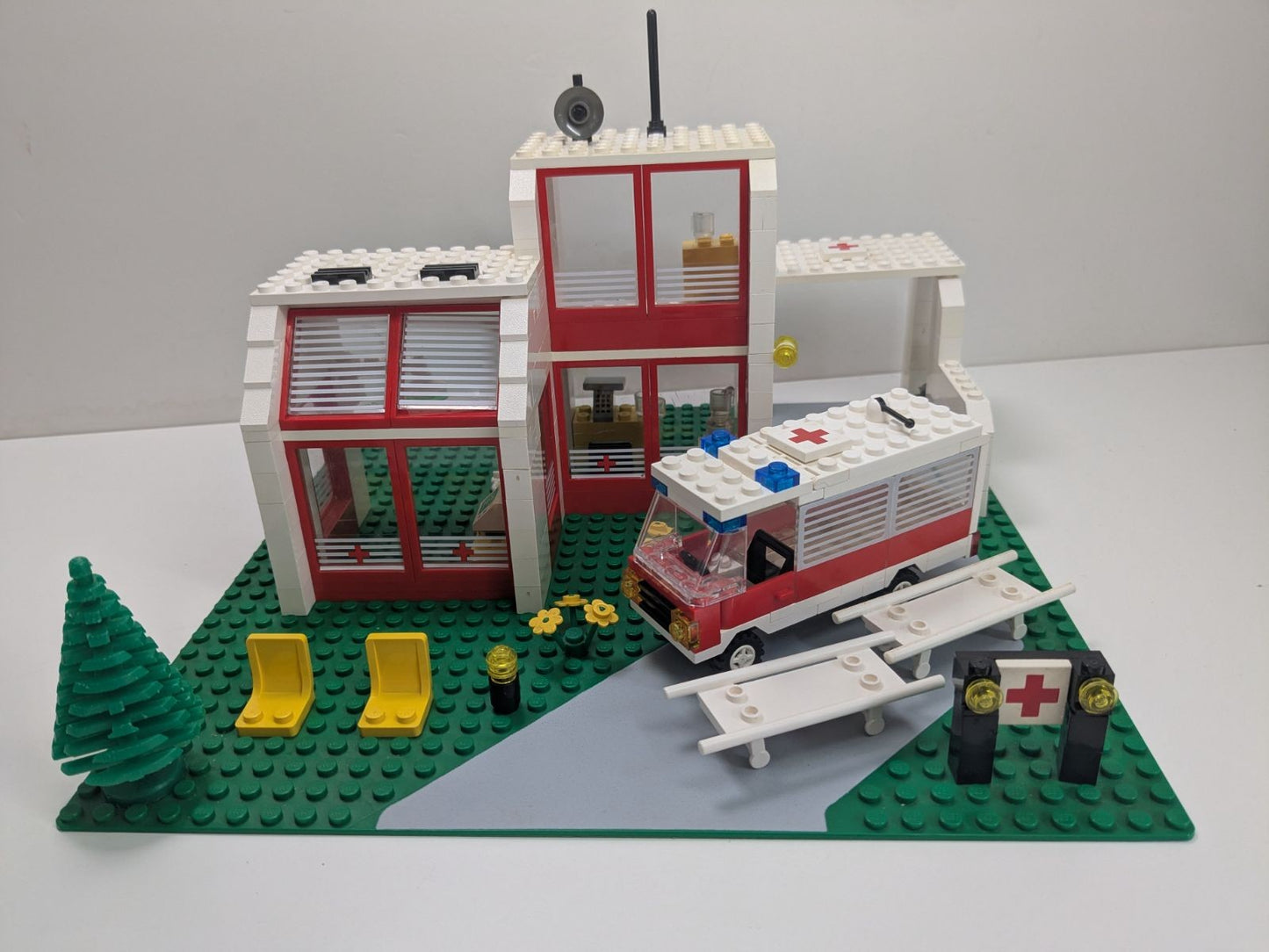 LEGO Town: Emergency Treatment Centre (6380) - Complete - close-up