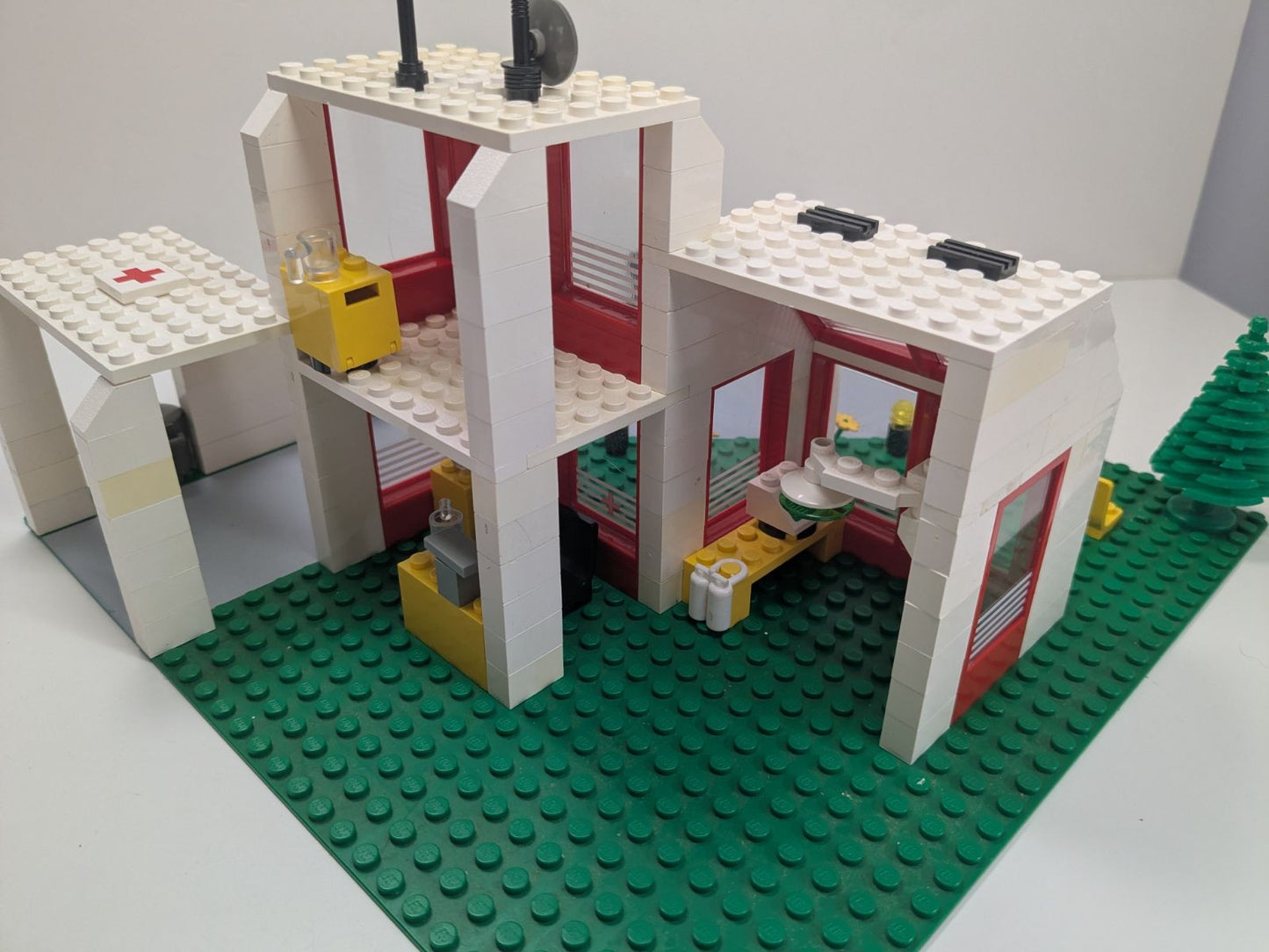 LEGO Town: Emergency Treatment Centre (6380) - Complete - view 13