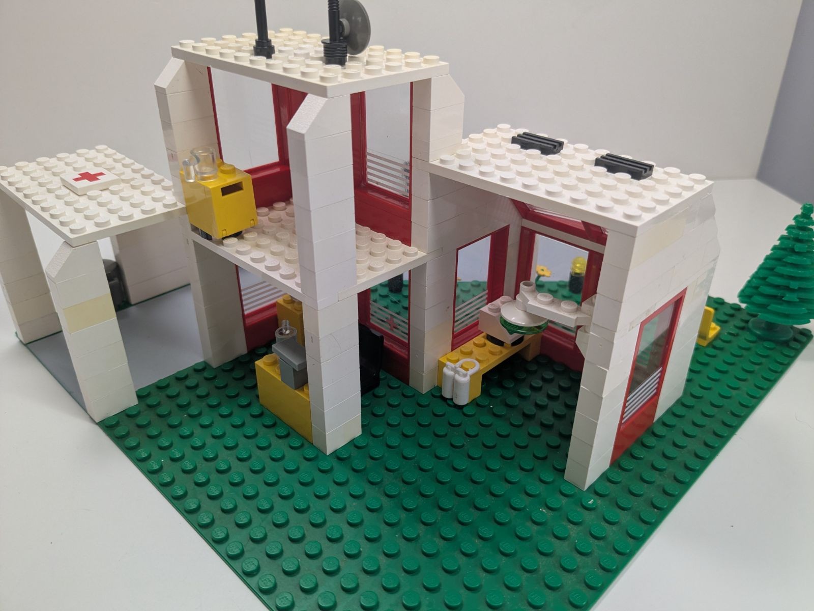 LEGO Town: Emergency Treatment Centre (6380) - Complete - view 13