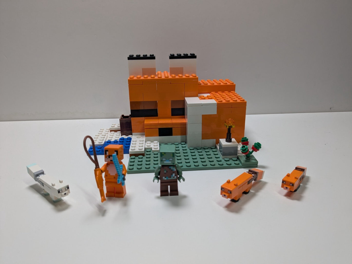 LEGO Minecraft: The Fox Lodge (21178) - Complete