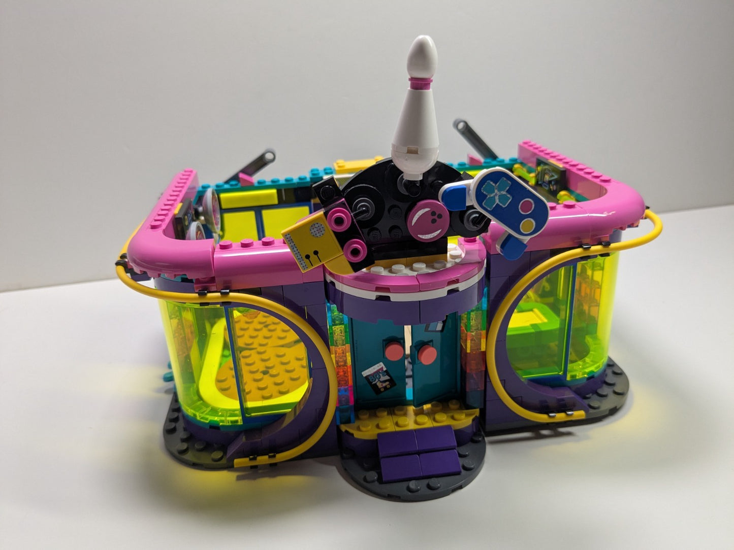 LEGO Friends: Roller Disco Arcade (41708) - Complete