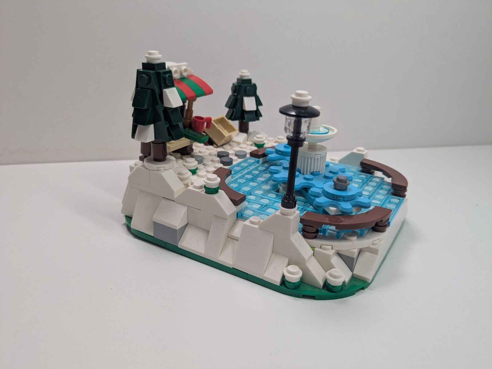 LEGO Seasonal: Ice Skating Rink (40416) - Complete - alternate view