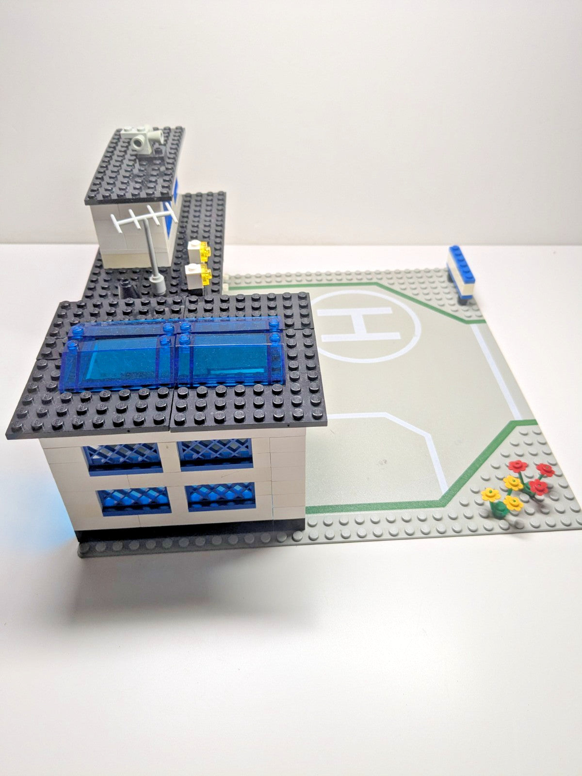LEGO Town: Police Station (6384) - Complete - contents