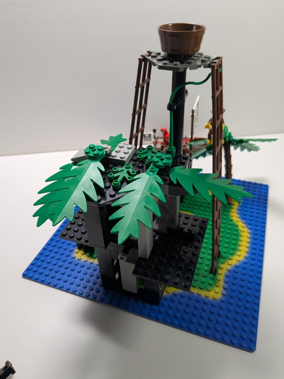 LEGO Pirates: Forbidden Island (6270) - Complete