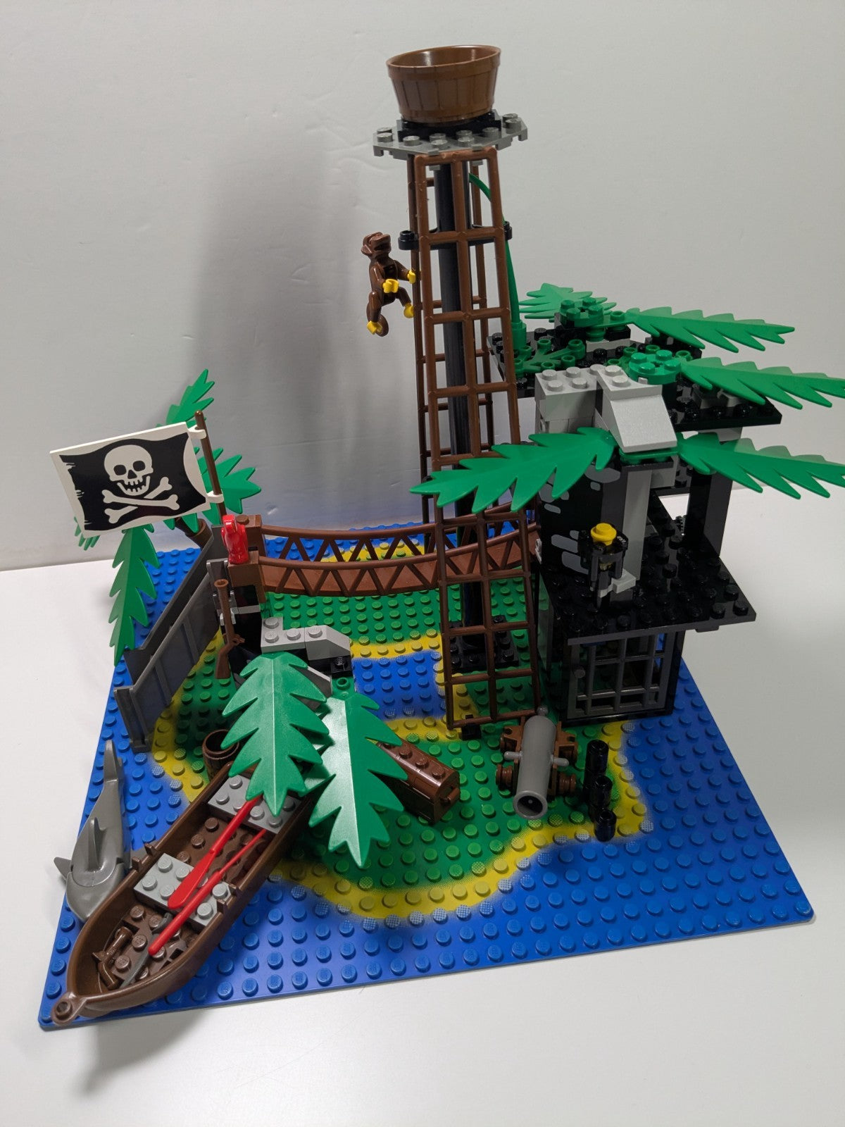 LEGO Pirates: Forbidden Island (6270) - Complete