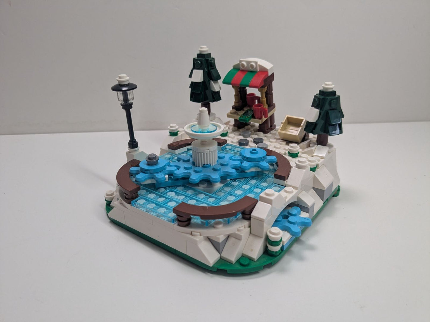 LEGO Seasonal: Ice Skating Rink (40416) - Complete - set details