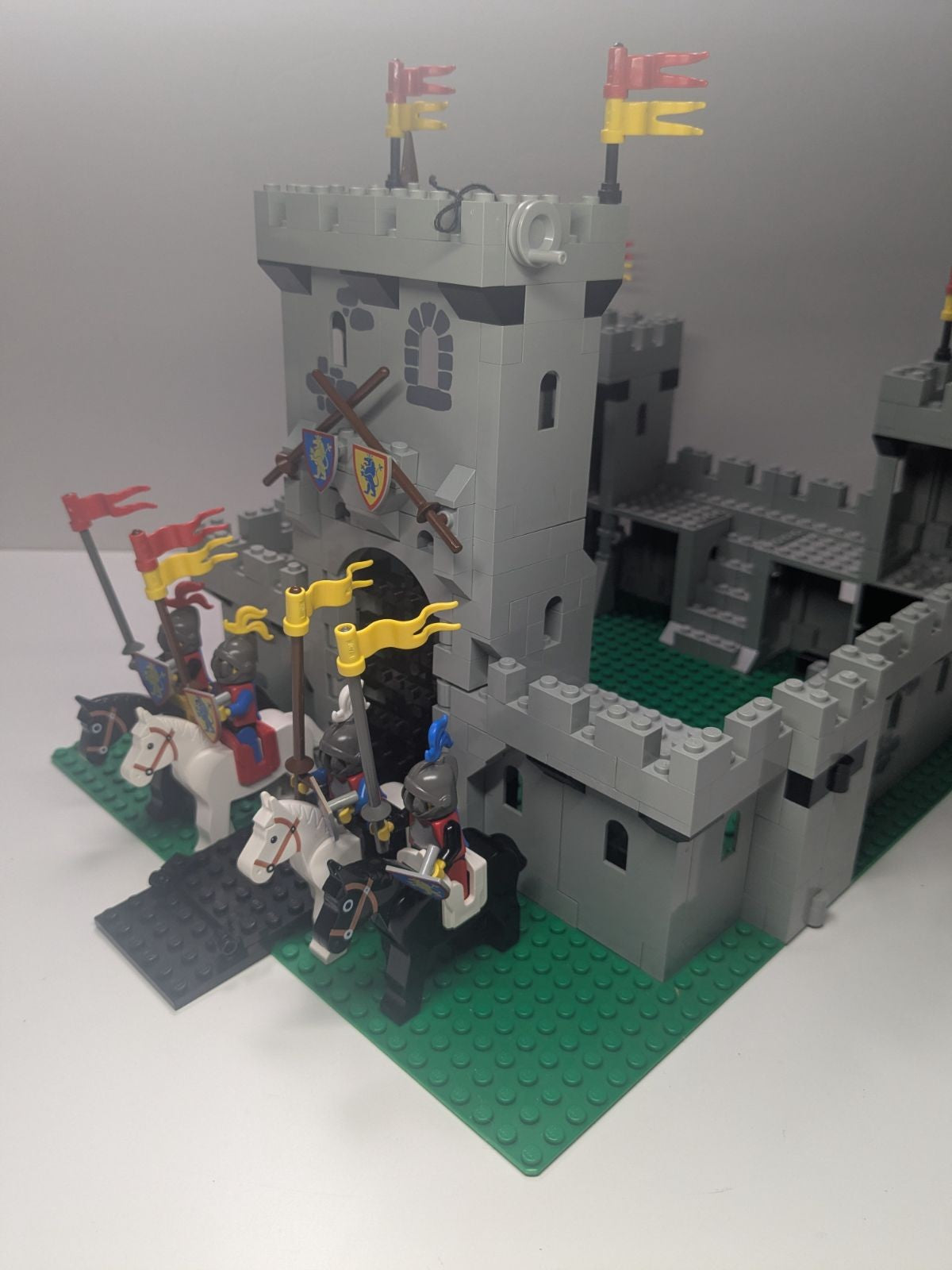 LEGO Castle: King's Castle (6080) - Complete - contents