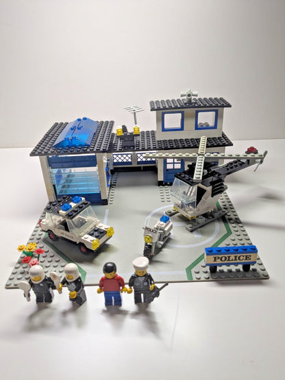 LEGO Town: Police Station (6384) - Complete