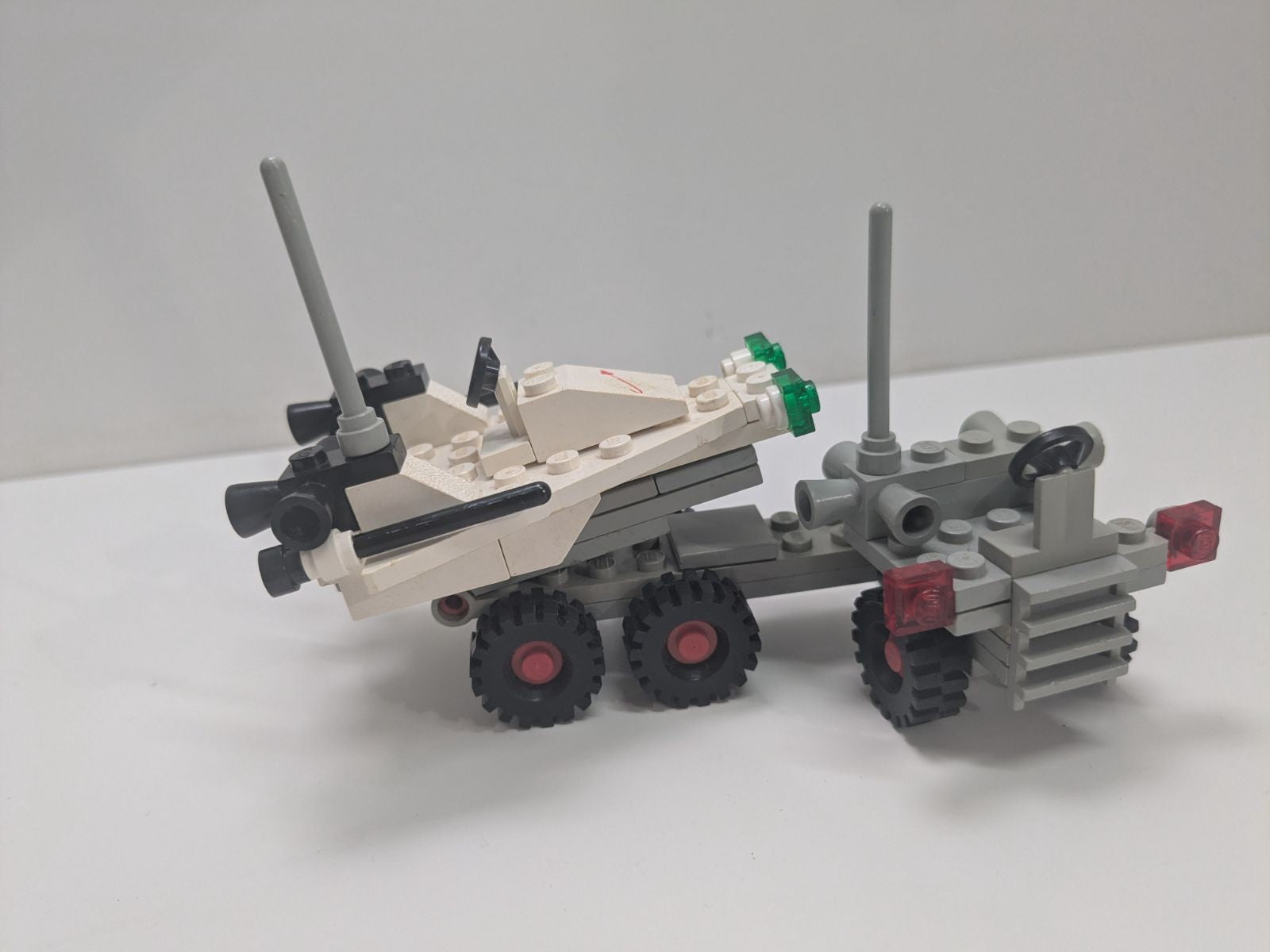 LEGO Space: Space Probe Launcher (6870) - Complete - close-up