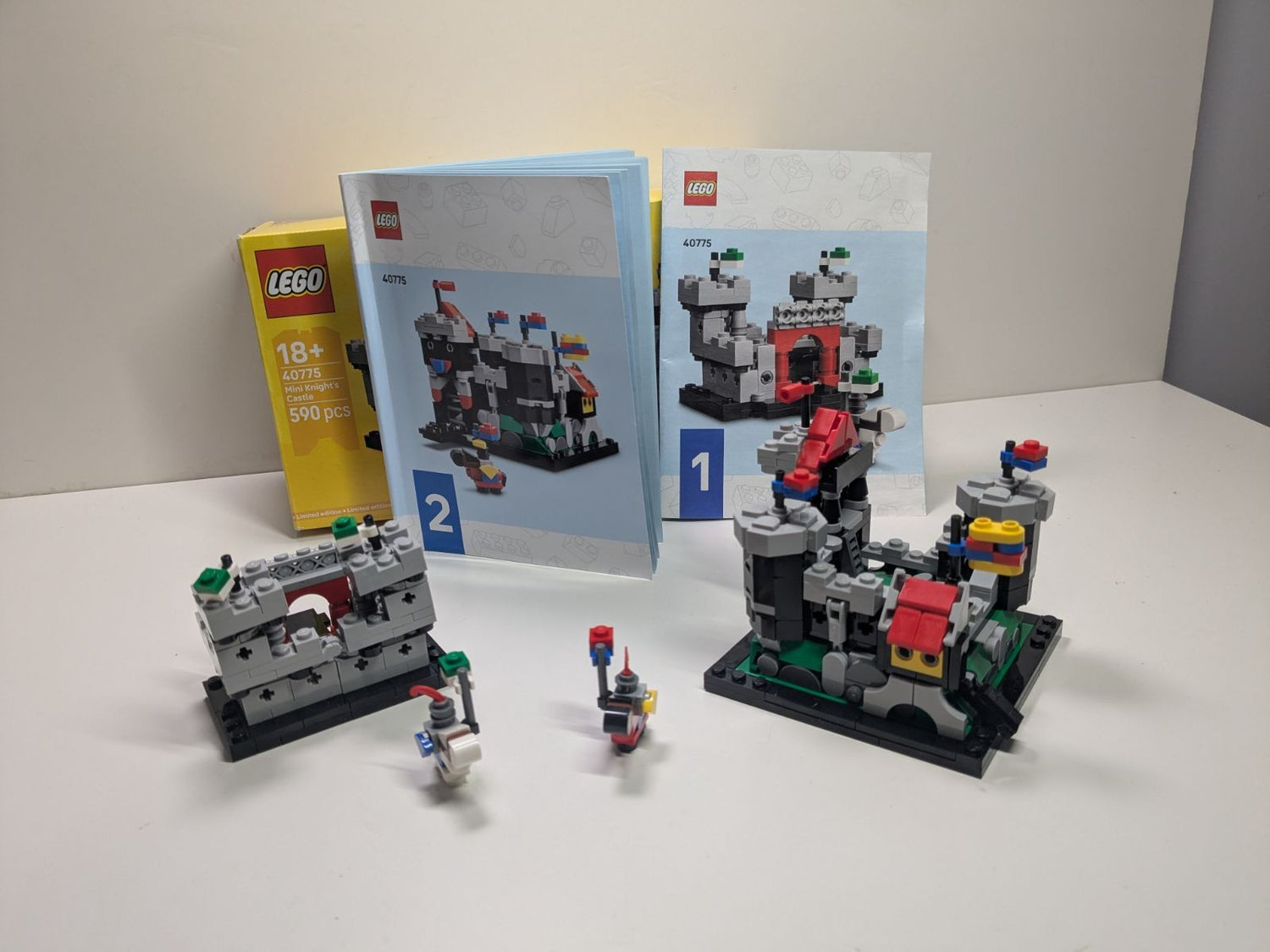 LEGO Promotional: Promotional Mini Knight's Castle - 40775 (40775) - Complete - box front