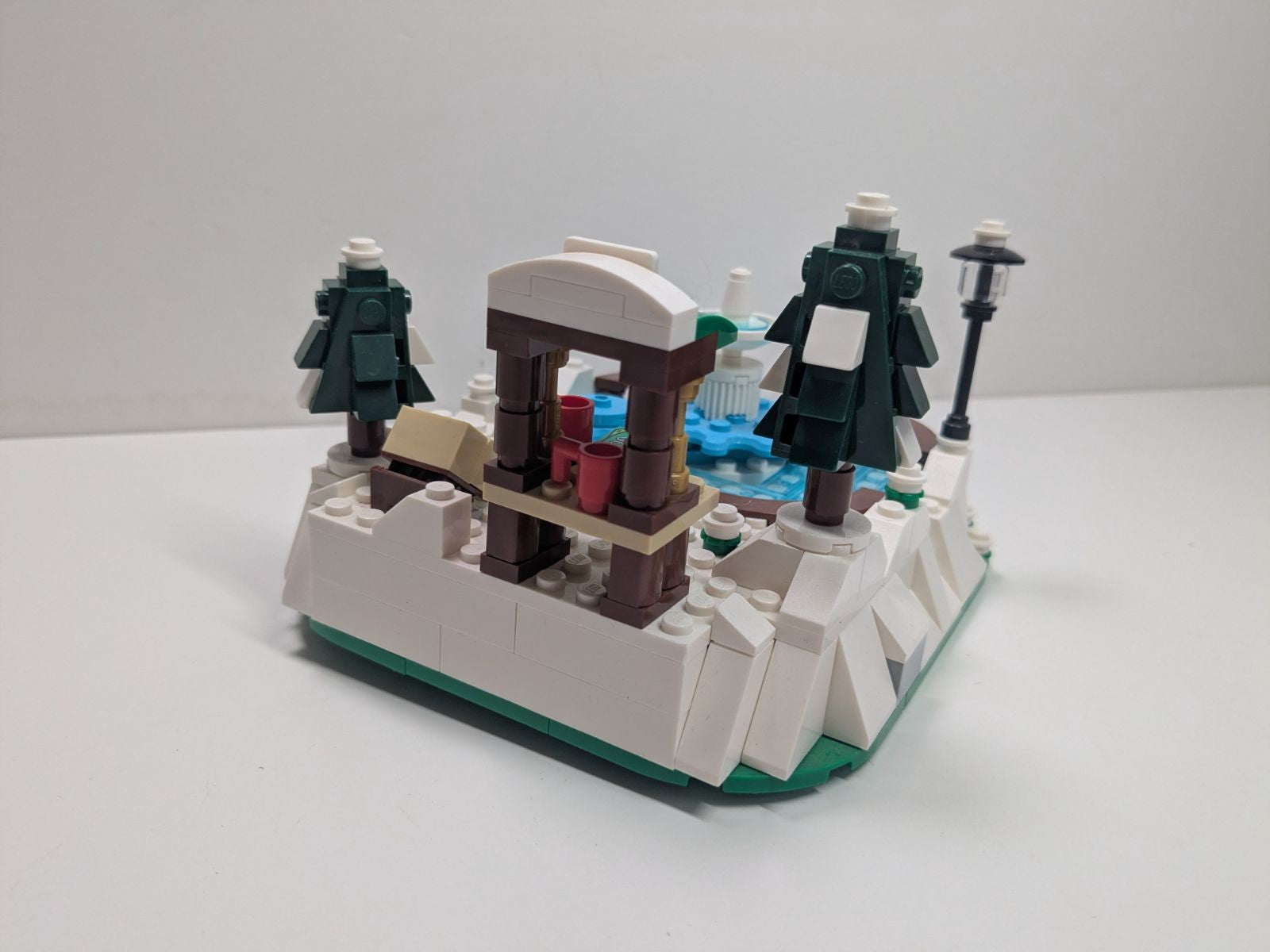 LEGO Seasonal: Ice Skating Rink (40416) - Complete - close-up