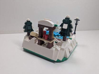 LEGO Seasonal: Ice Skating Rink (40416) - Complete - close-up