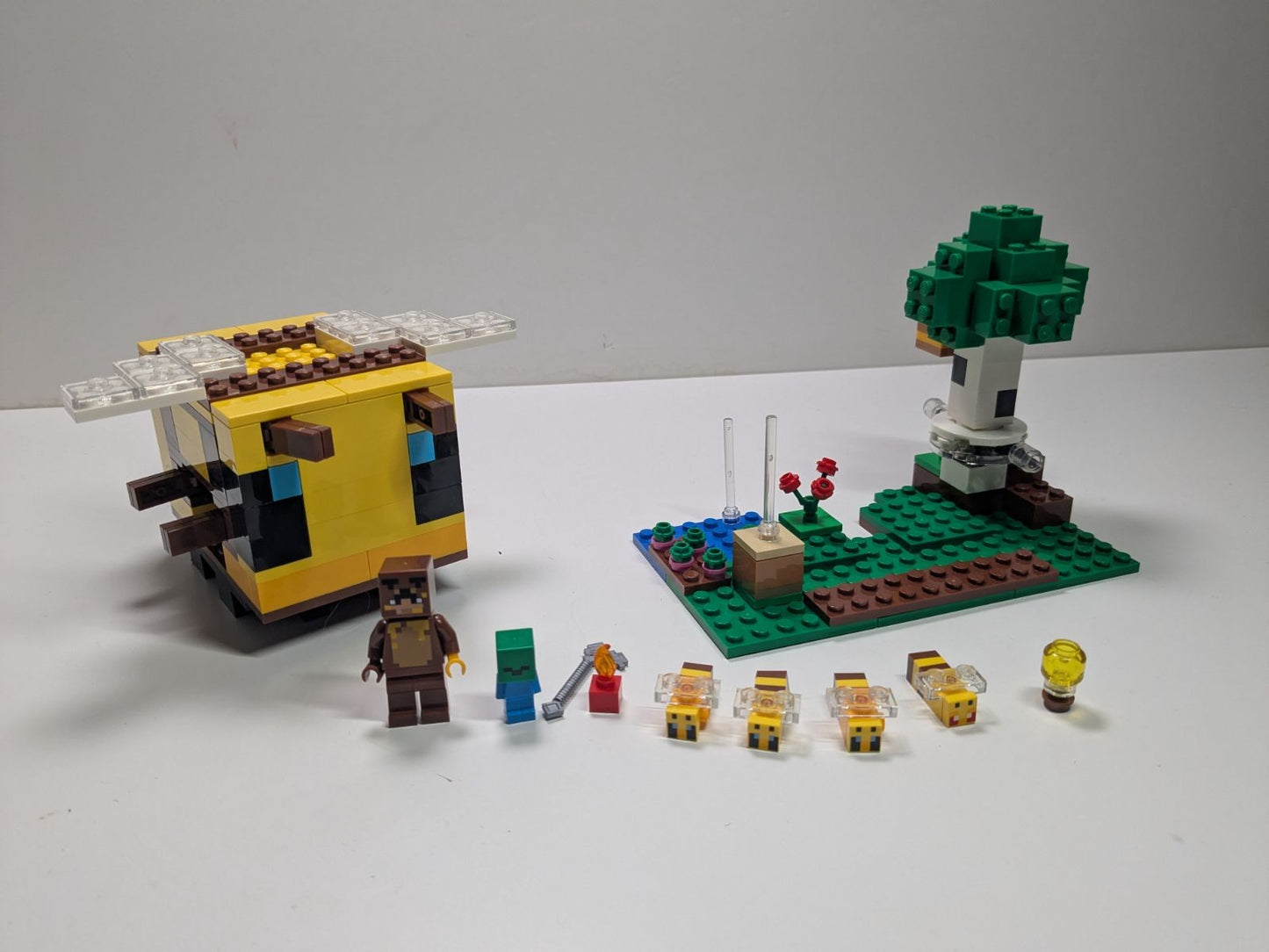 LEGO Minecraft: The Bee Cottage (21241) - Complete