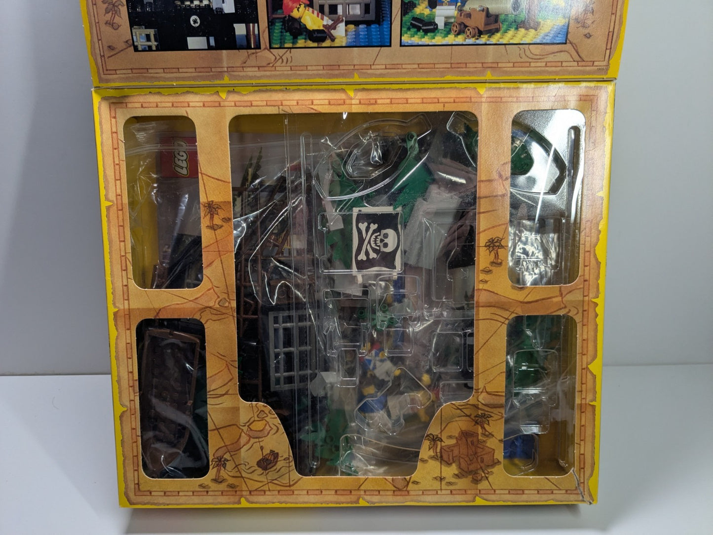 LEGO Pirates: Forbidden Island (6270) - Complete