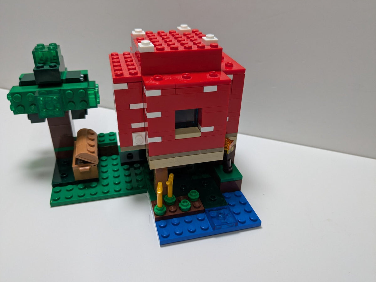 LEGO Minecraft: The Mushroom House (21179) - Complete - close-up