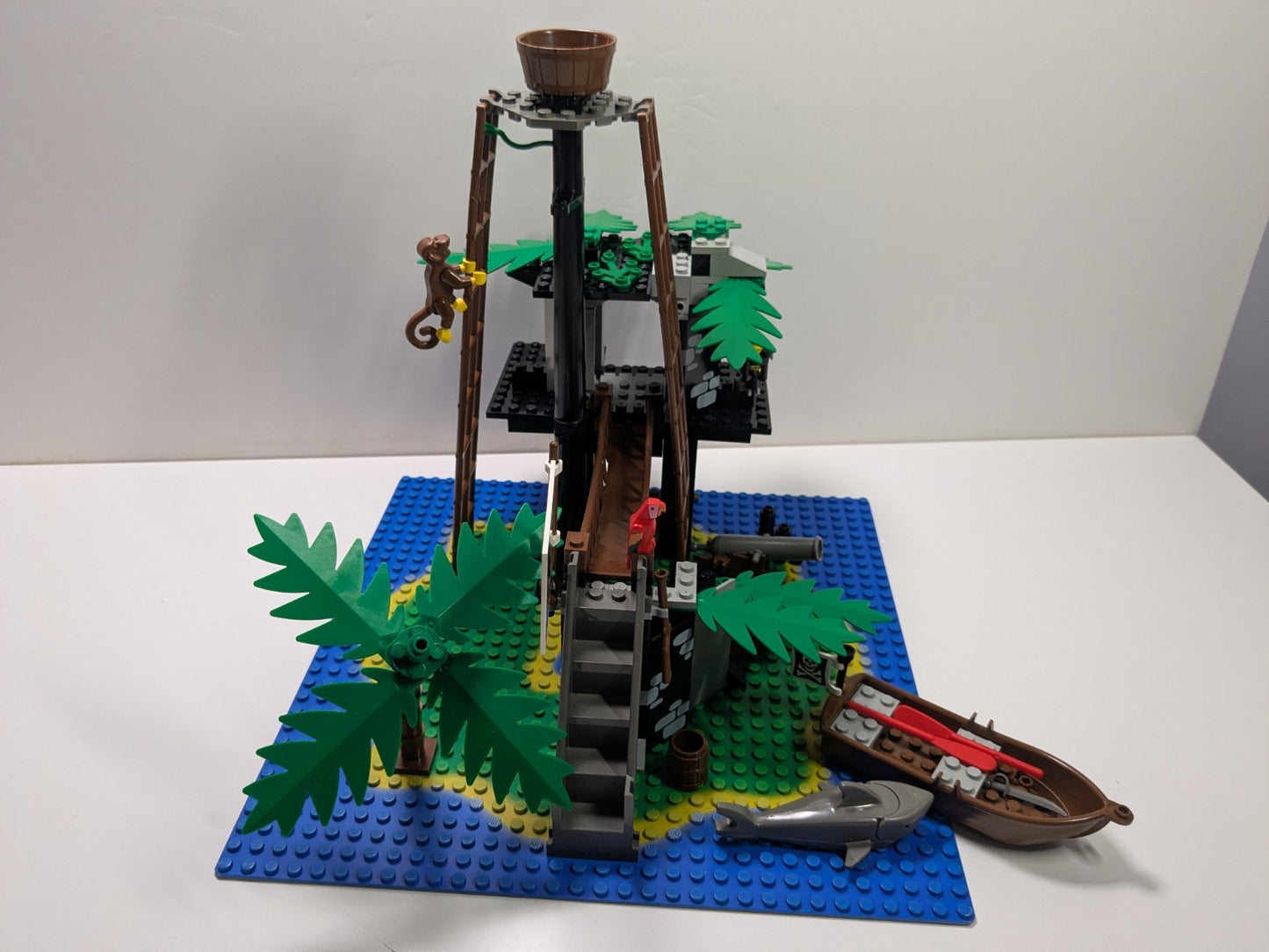 LEGO Pirates: Forbidden Island (6270) - Complete