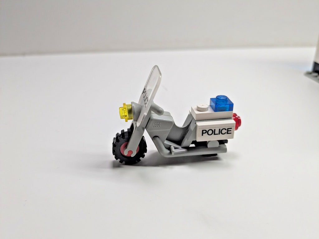 LEGO Town: Police Station (6384) - Complete - close-up