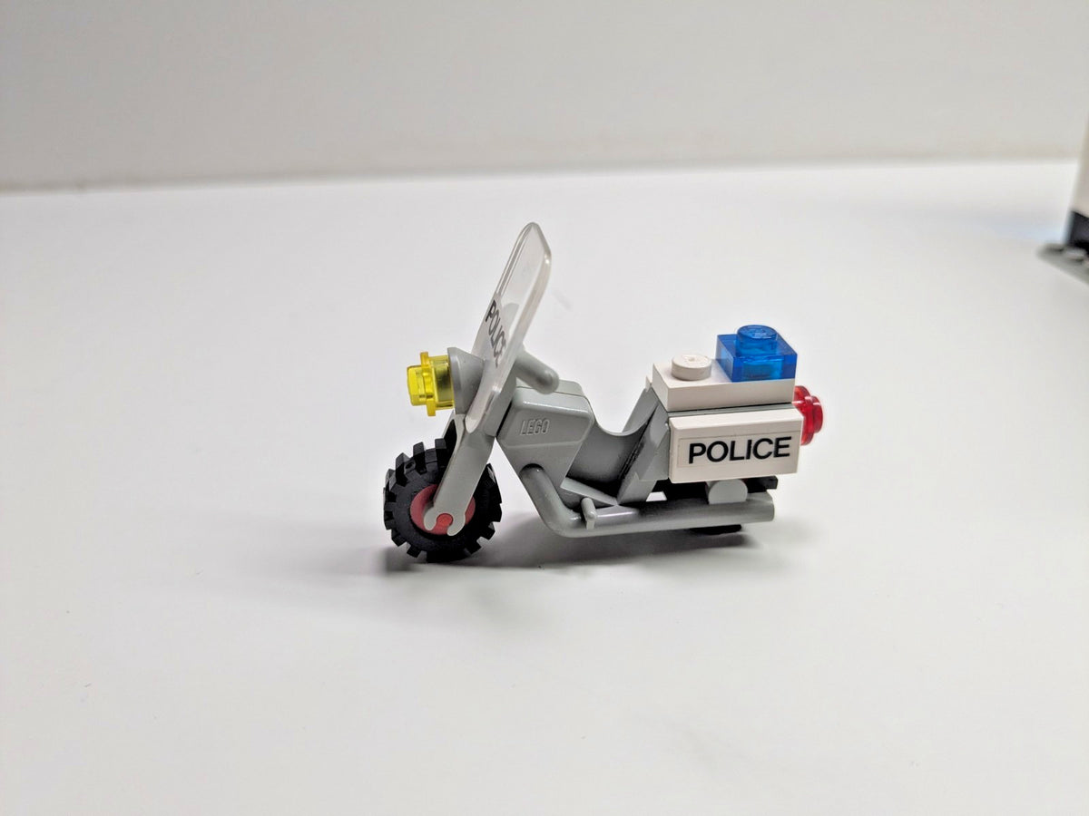 LEGO Town: Police Station (6384) - Complete - close-up
