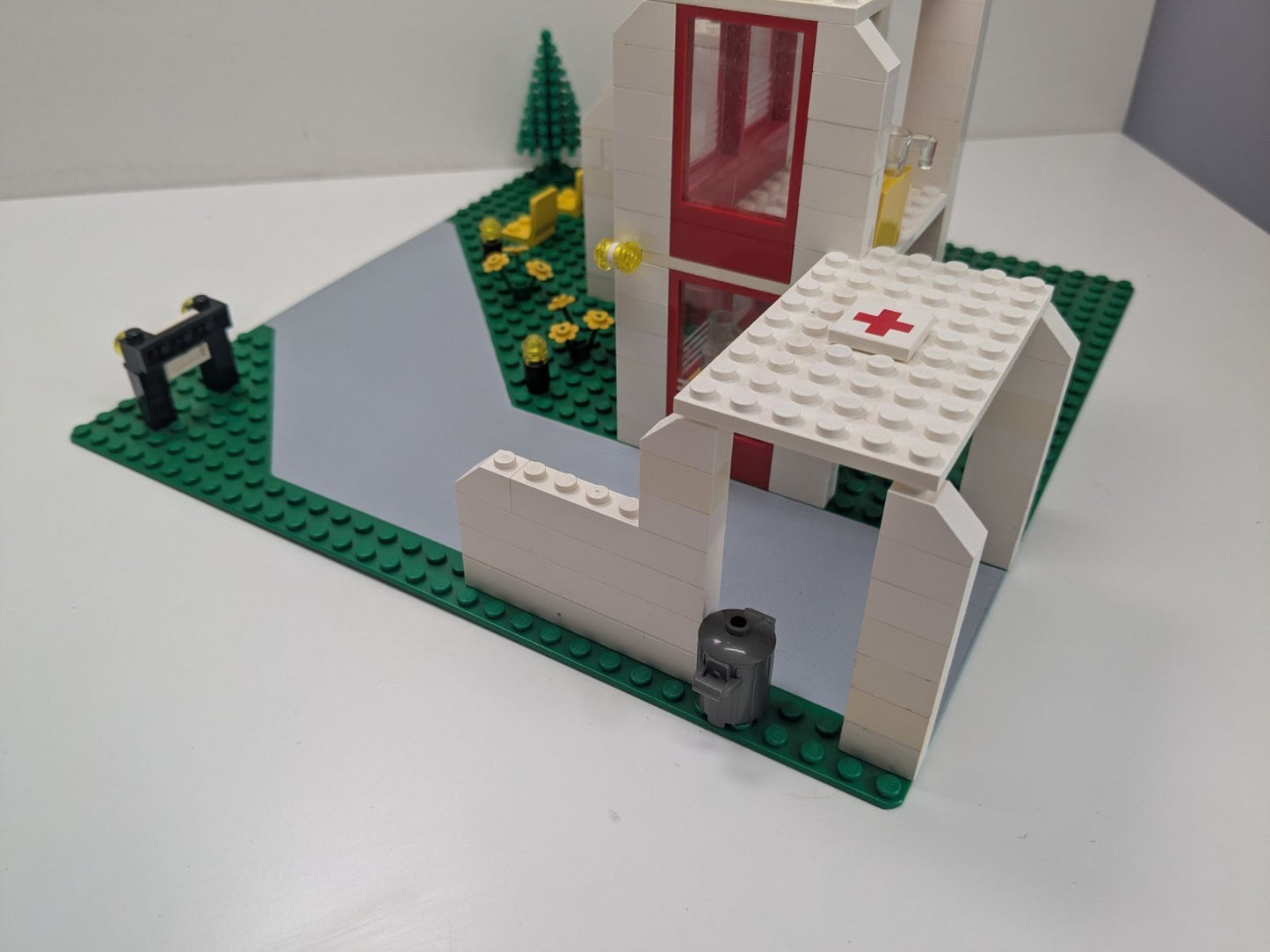 LEGO Town: Emergency Treatment Centre (6380) - Complete - view 15